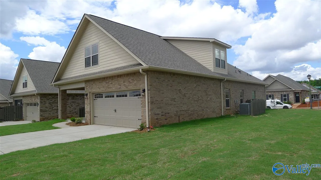 3 bed, 3.0 bath, 2534 sqft, $2,300 — Photo 3