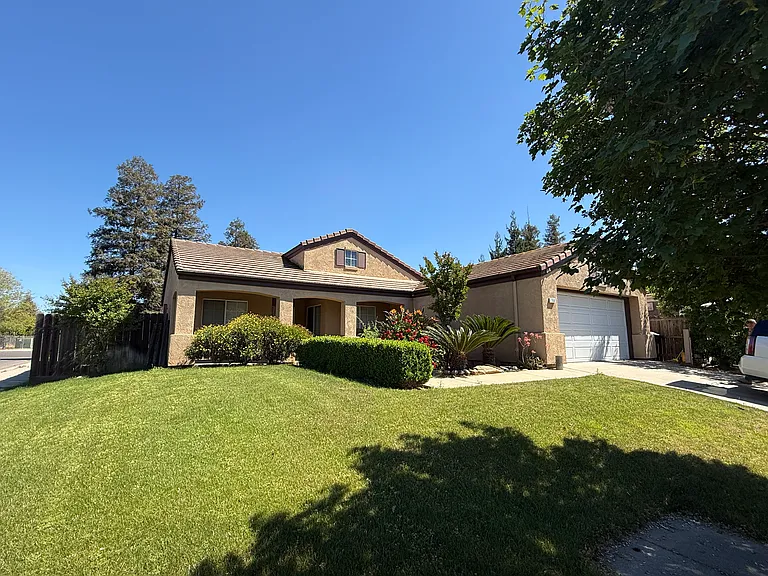 7698 N Dearing Ave — Photo 1