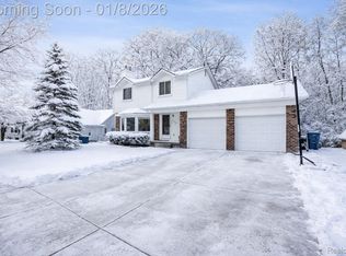 2358 Highfield Rd, Waterford, MI 48329