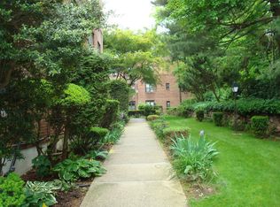 2 Town House Pl APT 1J, Great Neck, NY 11021