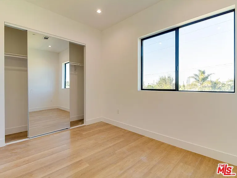 2817 S Redondo Blvd — Photo 18