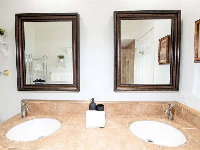 7310 Balboa Blvd #F — Photo 33