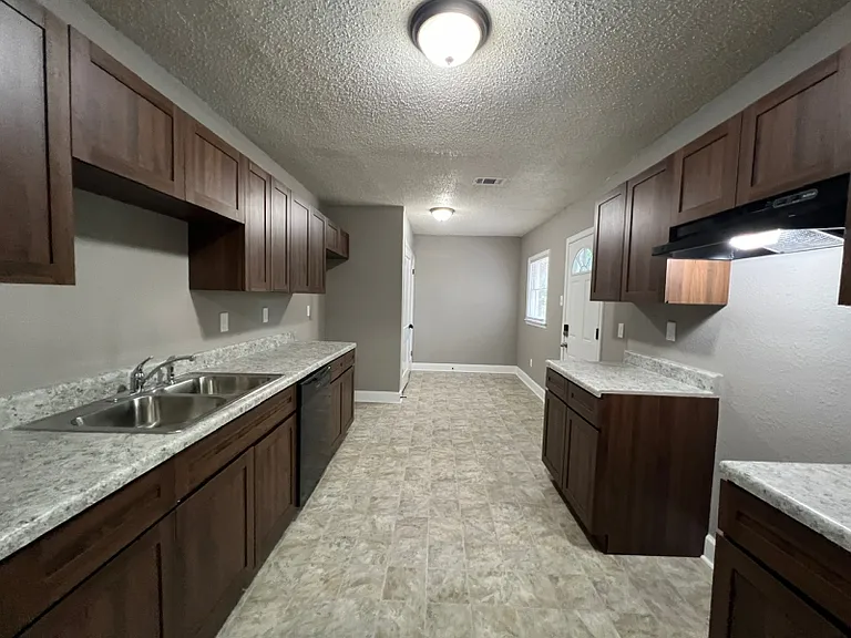 895 Kippley St — Photo 3