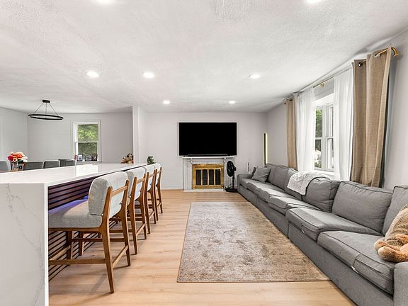 3rd image of 64 Spring View Dr