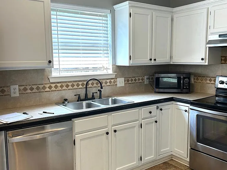 240 Meadow Bend Dr — Photo 3