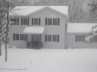 1073 W Oakenshield Dr, Bushkill, PA 18324