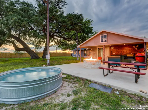 15592 Miller, St Hedwig, TX 78152