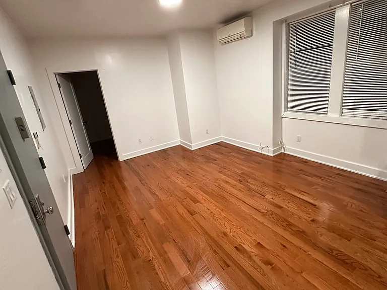 14 Touraine Ave #2L — Photo 2