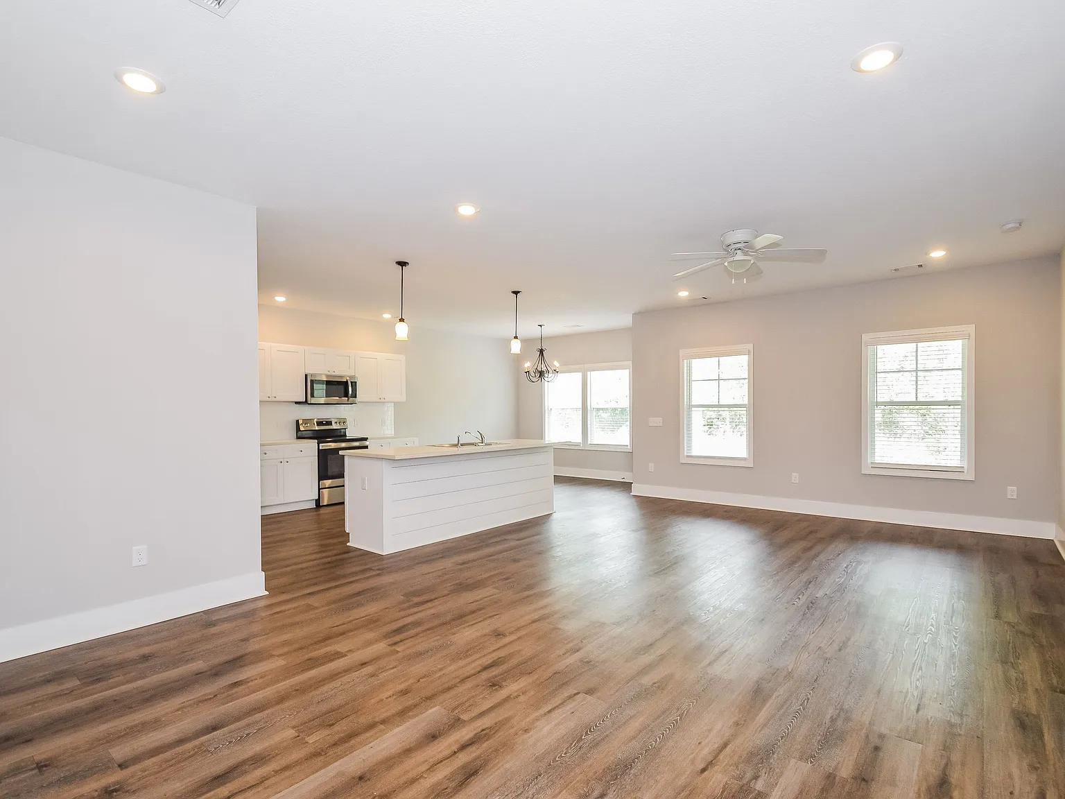 3 bed, 2.0 bath, 1631 sqft, $1,950 — Photo 3