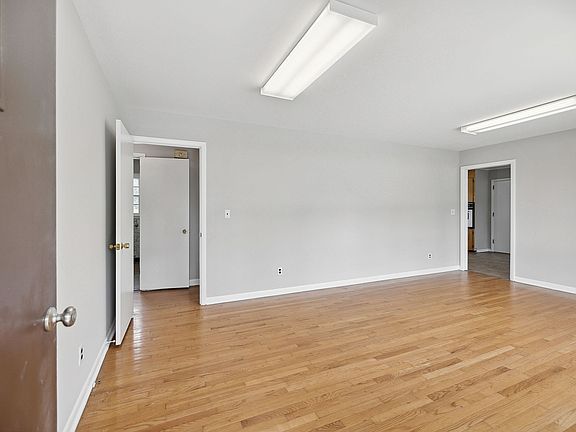 4th image of 107 Lee Ln