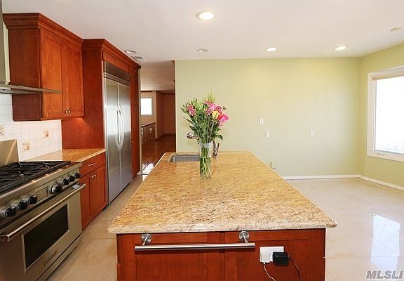 5th image of 272 Continental Dr