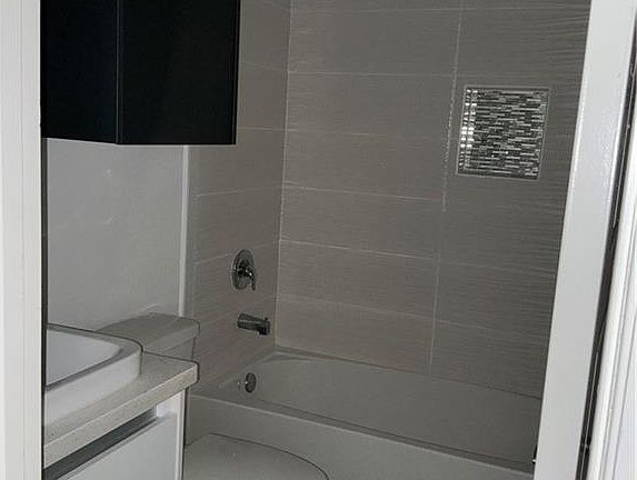 4th image of 904 W Carmel Ave APT 3