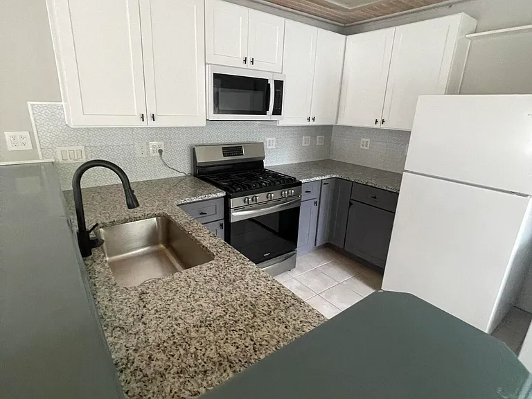 736 W King St #A — Photo 8