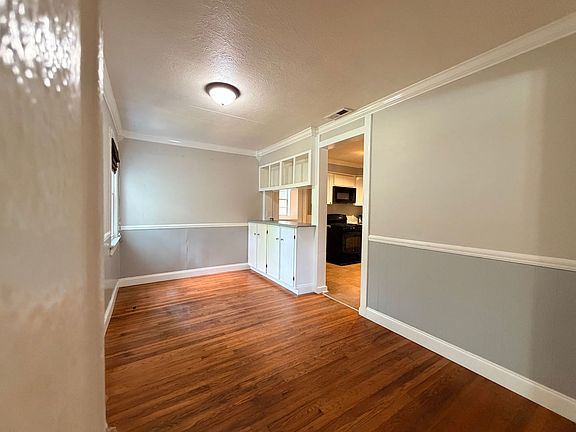 4th image of 400 Lewis St