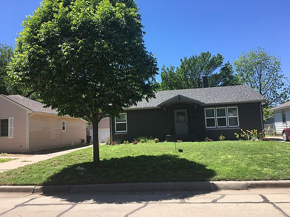 Street View W/Beautiful Tree