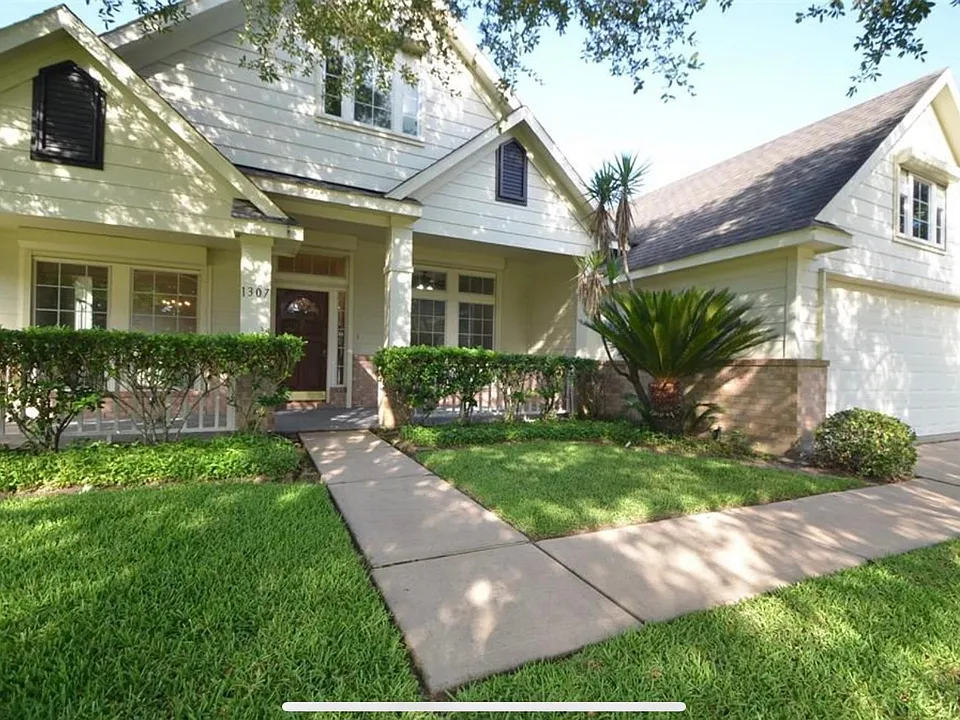 1307 Deerbrook Dr