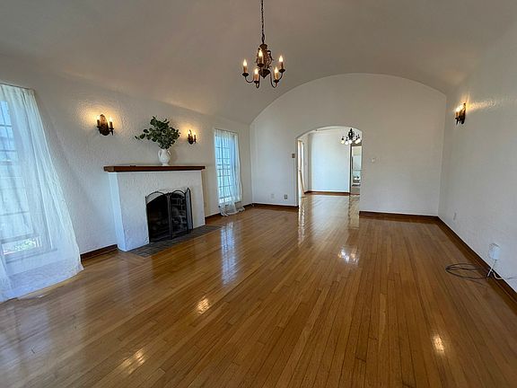 3rd image of 3138 Bancroft St