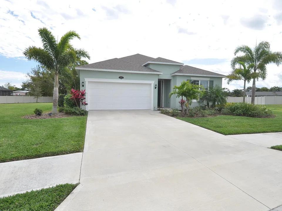 1542 Killian Dr NE