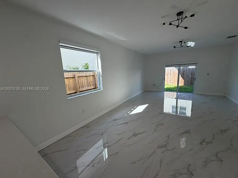 1409 SE 26th Ter — Photo 4