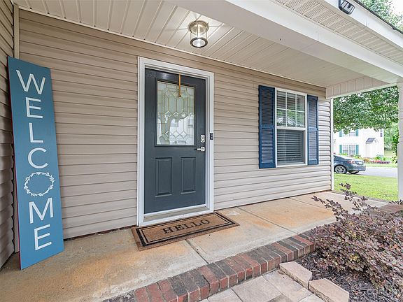 4th image of 586 Annalinde Ln