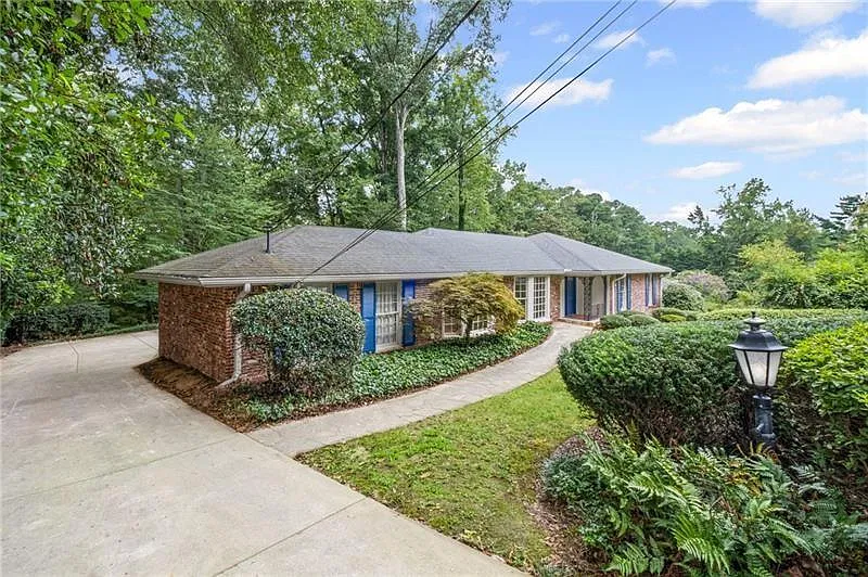 6 bed, 4.5 bath, 2246 sqft, $5,400 — Photo 4