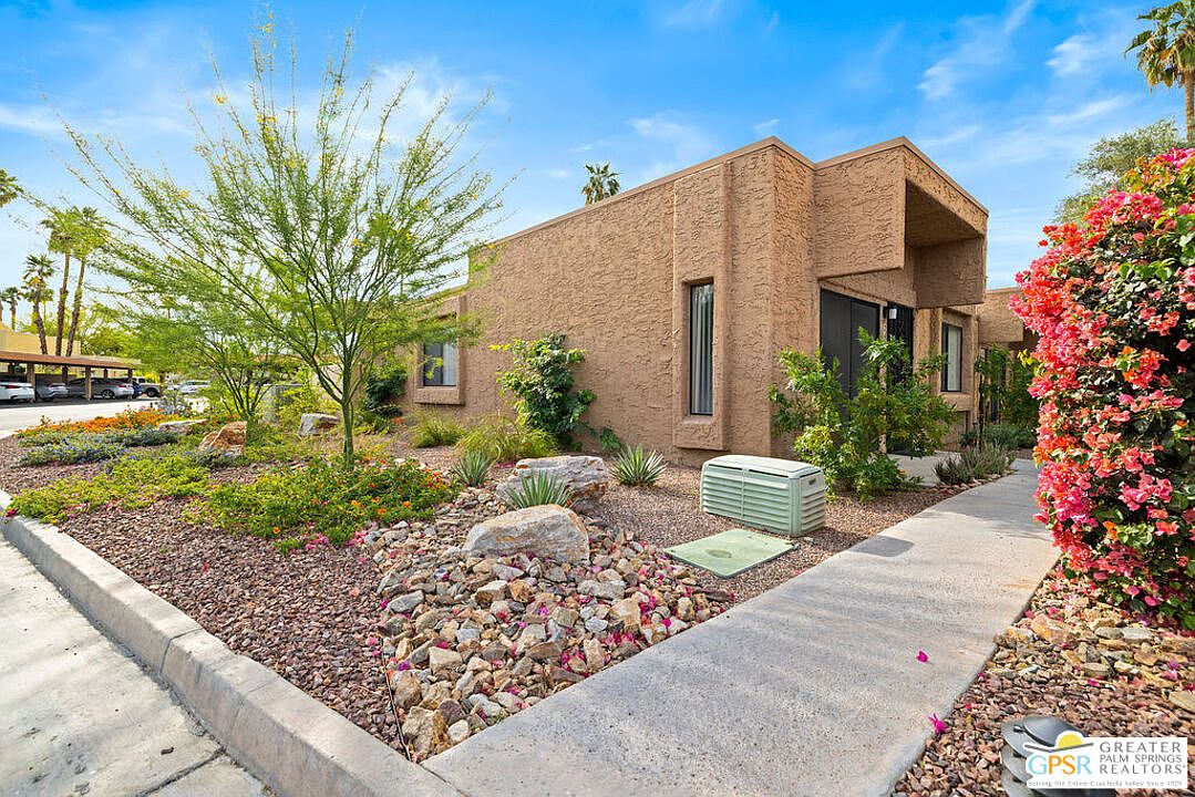 2400 Los Coyotes Dr