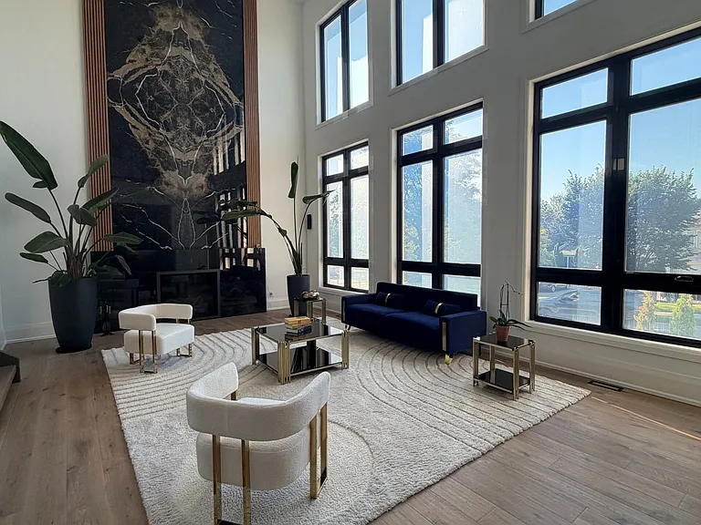 211 Kennedy St W — Photo 4