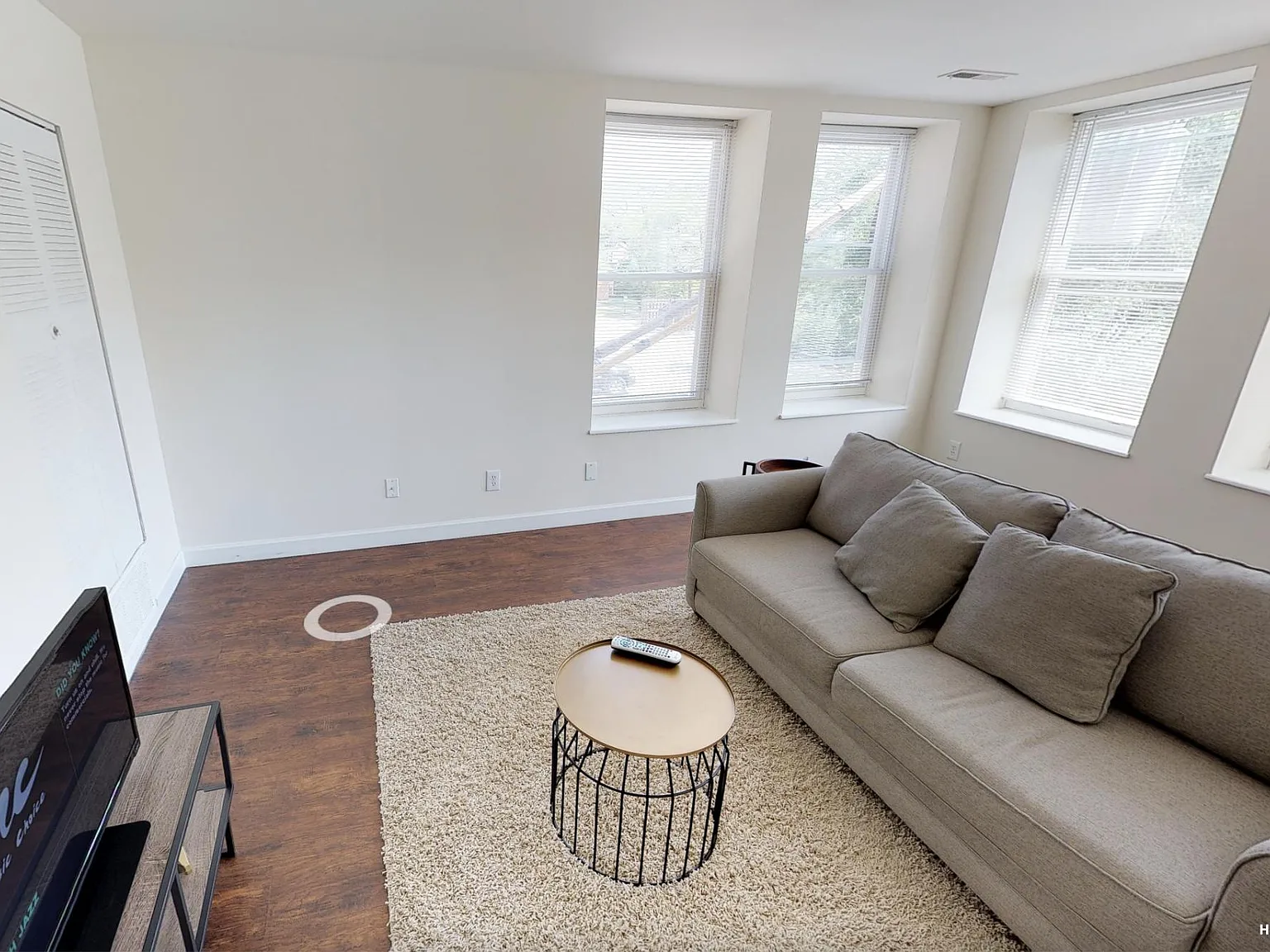 2 bed, 1000 sqft, $1,241 — Photo 2