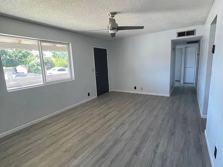 112 E Indigo St — Photo 9