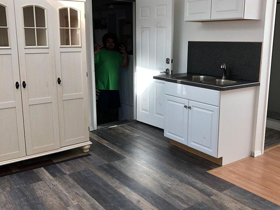 2nd image of 640 NE Fuller Ct #2