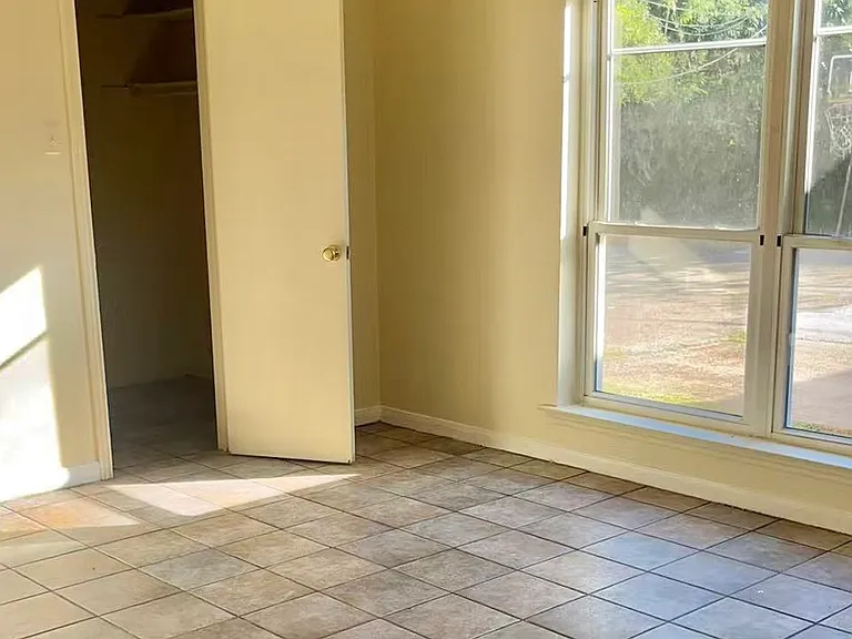 705 Vouray Dr #B — Photo 17