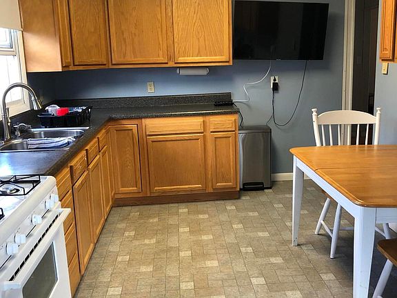 4th image of 106 Wilson St W