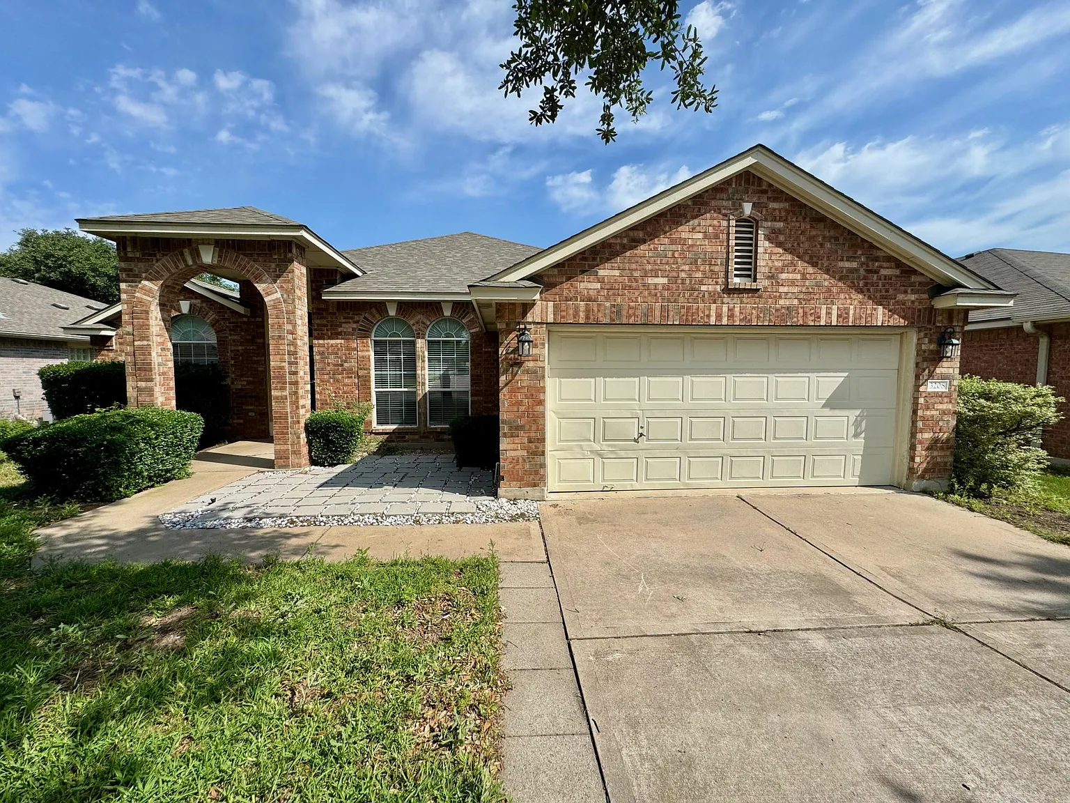 3 bed, 1957 sqft, $2,099 — Photo 2