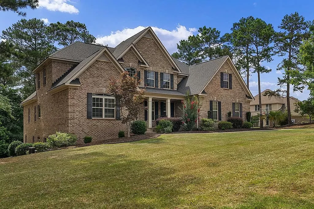 5 bed, 3800 sqft, $3,995 — Photo 2