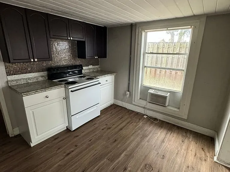 1035 N Davis Ave — Photo 17
