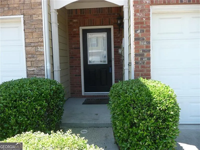 3 bed, 2.5 bath, 2136 sqft, $1,900 — Photo 2