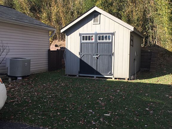 Amish shed w/ electric