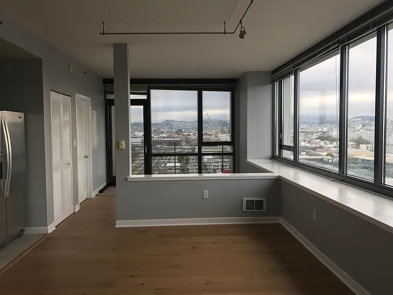 260 King St #1217 — Photo 2