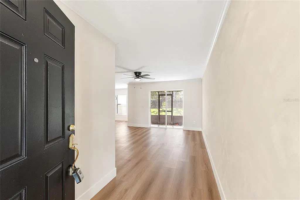 3 bed, 2.0 bath, 1405 sqft, $2,300 — Photo 4