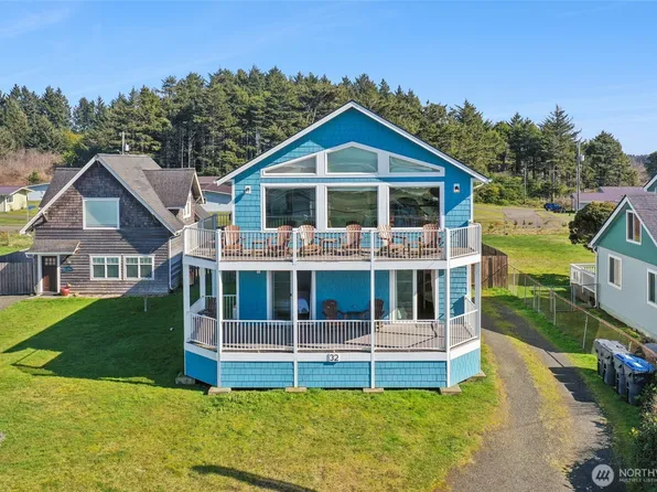 32 1st Street N, Pacific Beach, WA 98571
