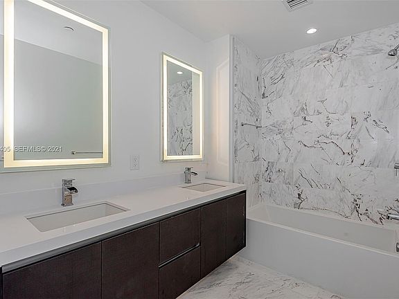 4th image of 851 NE 1st Ave #3