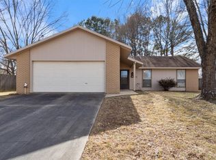 2847 W Dove Dr, Fayetteville, AR 72704