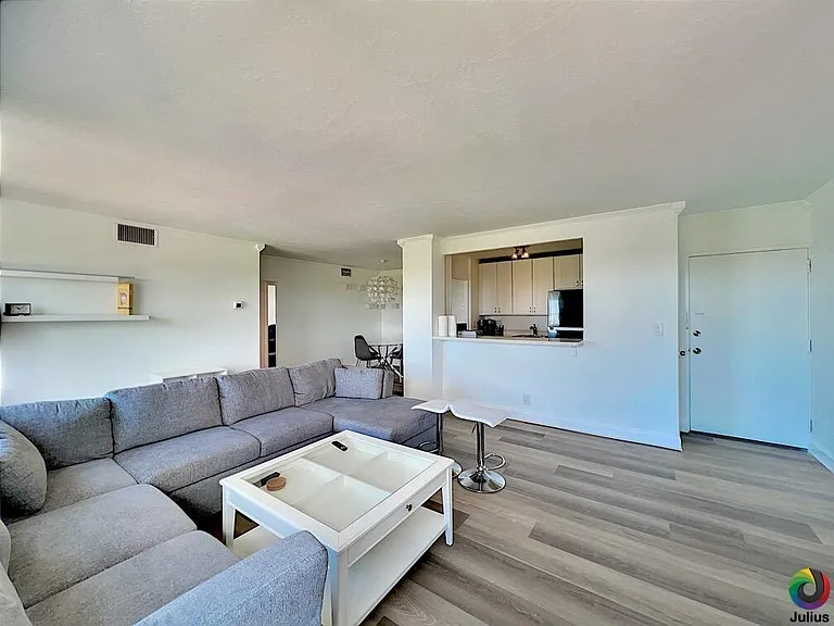 2555 NE 11th St #809 — Photo 13