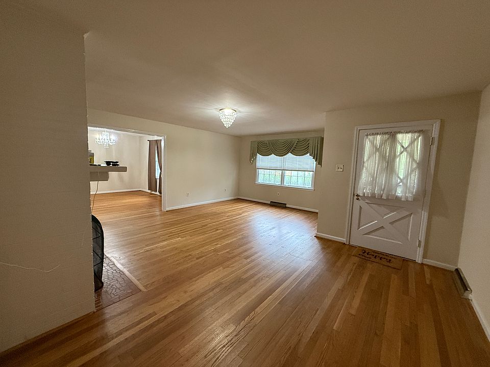 1st image of 207 Pecan St