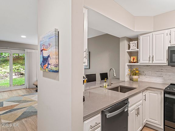 3rd image of 351 Pemberwick Rd APT 818