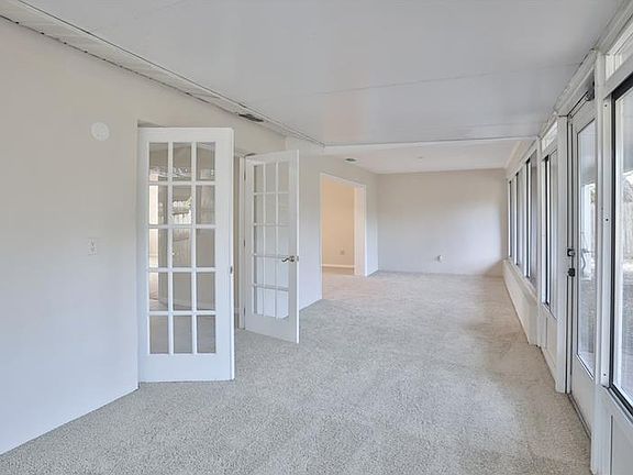 4th image of 1824 Vancouver Dr