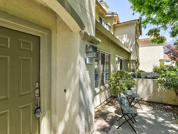 2nd image of 1176 Tea Rose Cir