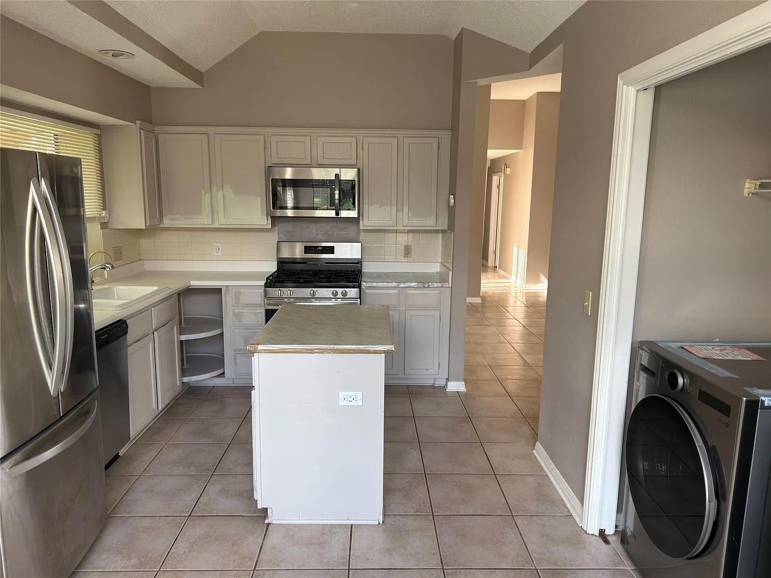 3 bed, 2.0 bath, 1677 sqft, $2,100 — Photo 3