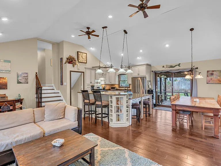 607 Wildwood Rd — Photo 4