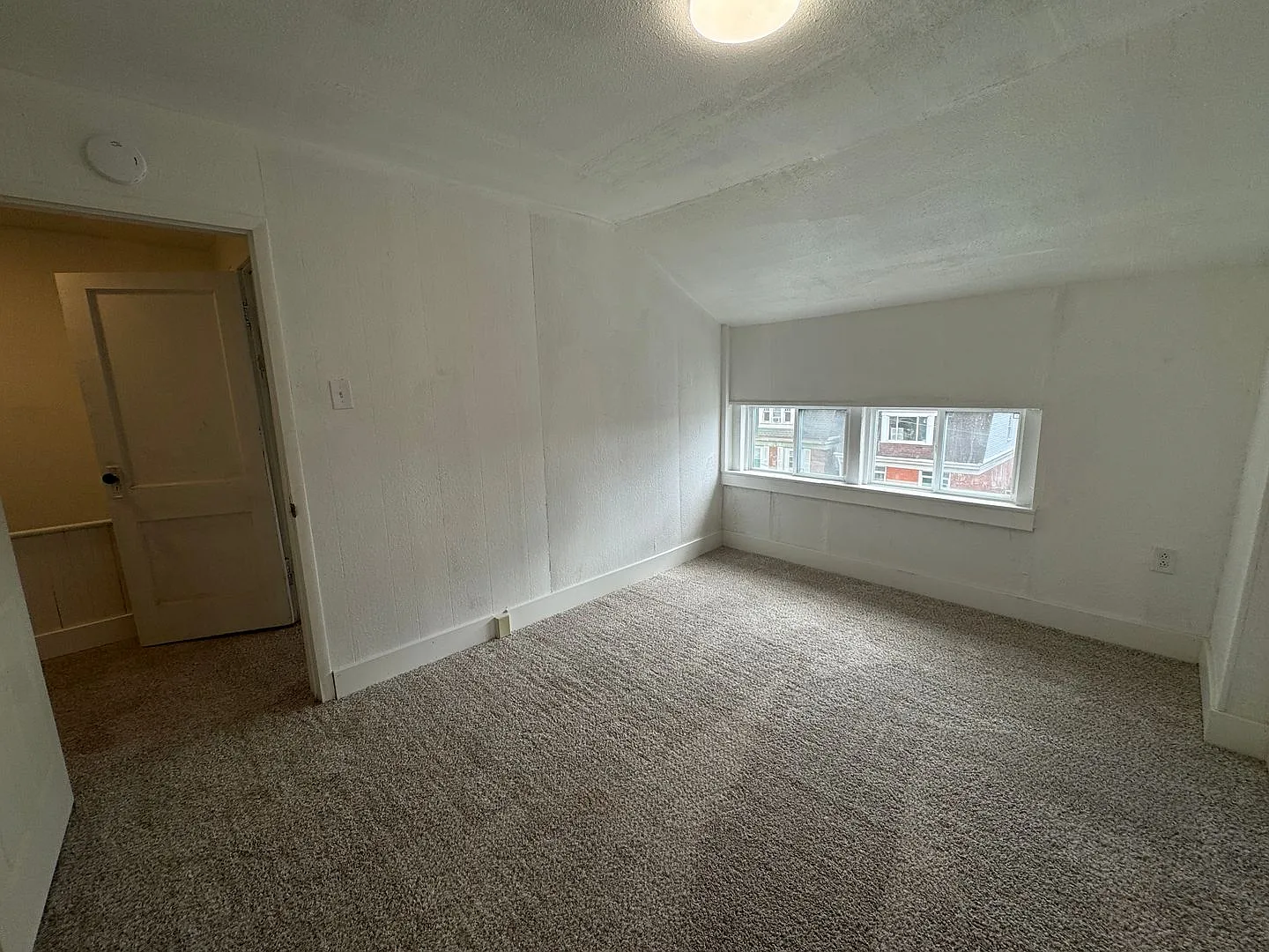 Available Now!! 5 Bed 1 Bath Single Family Home! — Photo 4